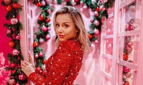 Emma Heesters Verrast Haar Volgers Met Kort Kerstjurkje Op Instagram Manly