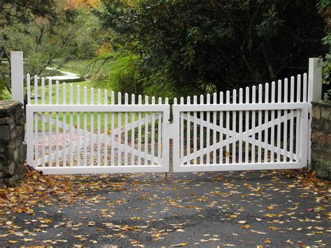 We want to get a white picket gate installed that hinges open so that the side can still be entered. driveway gate (With images) | Driveway gate, Wooden gates ...