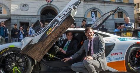 Non si registra alcun decesso In piazza della Riforma arriva la McLaren di Alex Fontana ...