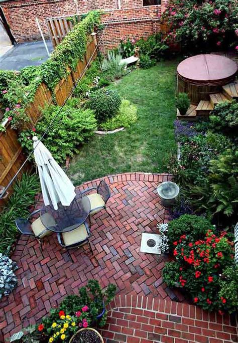 Mowing hilly areas is difficult or dangerous, so consider ideas when you live in a townhome or condominium, you often only have a small yard and patio space like this one. 20 Lovely Backyard Ideas With Narrow Space | HomeMydesign