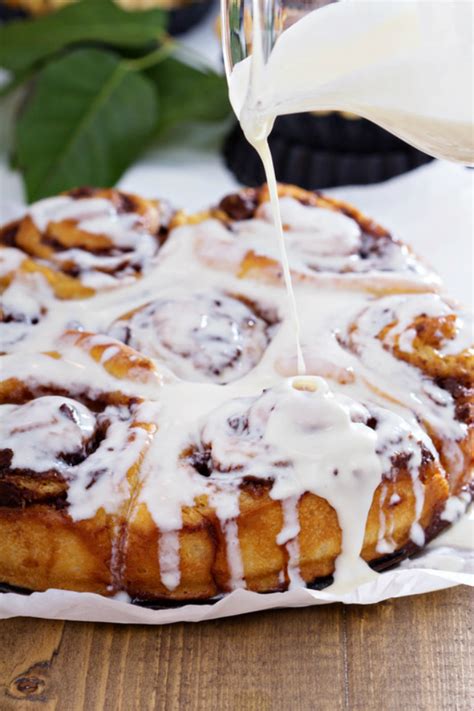 A simple recipe that is perfect for sprinkles as it hardens. Easy Powdered Sugar Icing