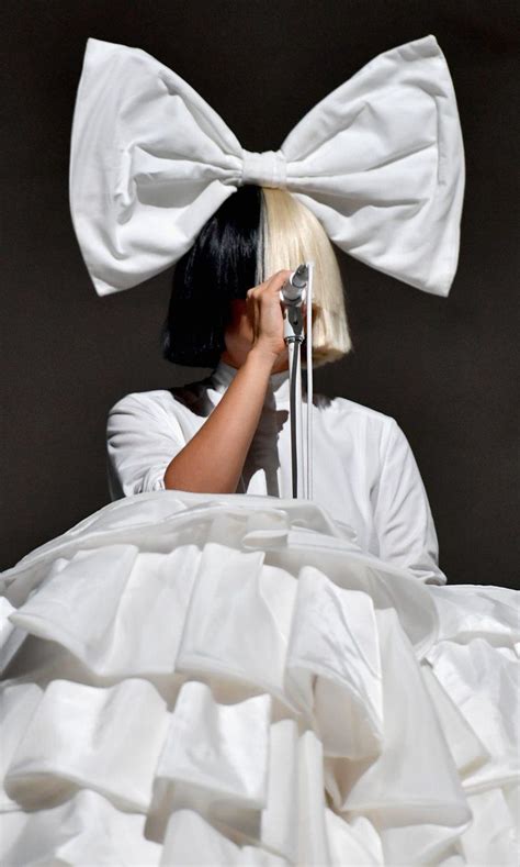 Wondering Why Sia Covers Her Face While Performing Sia Singer Famous Singers Furler