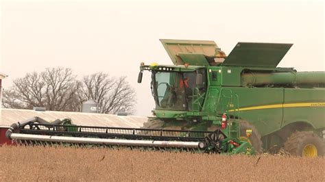 Harvest 2020 John Deere S770 Combine Harvesting Soybeans Ontario