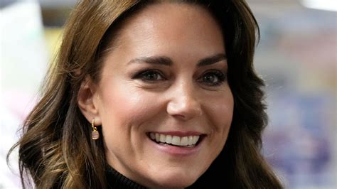 Kate Middleton Is So Stylish In Waist Cinching Skirt And Uber Trendy