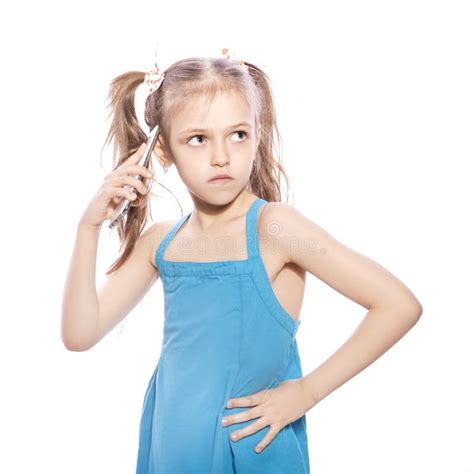 Jovens Sete Anos De Menina Moreno Idosa No Vestido Azul Em Um Iso