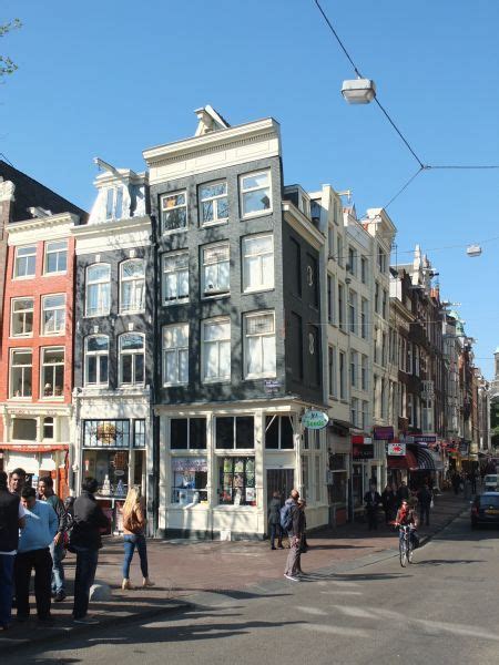 Betrieben wird „das schiefe haus von drei freunden. Das schiefe Haus von Amsterdam | Amsterdam fotografie ...