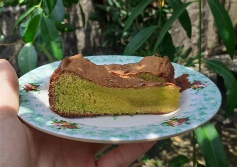 Bukan cuma untuk aroma, pandan juga memberikan warna hijau yang cantik untuk olahan kue bolu. Resep Kue Bolu Pandan Menggunakan Takaran Sendok - Simak Cara Membuat Bolu Matcha Simpel Banget ...