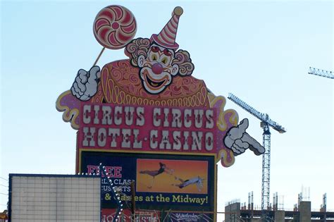 Inside was a comfortable bed, super soft pillows, and an lcd tv (w/o cable). Circus, Circus - Las Vegas (With images) | Circus circus ...
