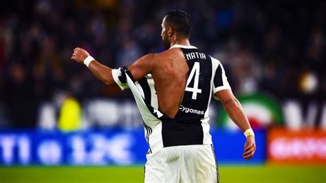 Share your videos with friends, family, and the world Maglia strappata e battibecco con Allegri: lo Juventus ...