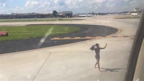 Video Homem Corre Pela Pista E Tenta Apanhar Avião Apenas Em Roupa