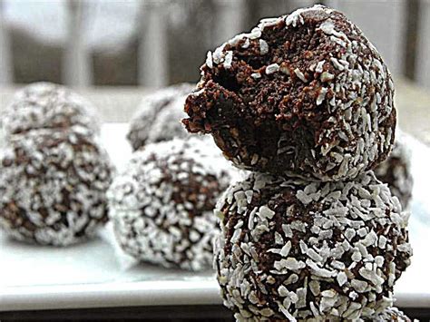 Passate ogni pallina nel cacao in modo che si rivesta di uno strato uniforme. Palline al Cioccolato e Cocco | Ricetta (con immagini ...