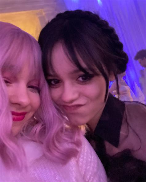 Emma Myers And Jenna Ortega Wandinha Fam Lia Adams Vandinha