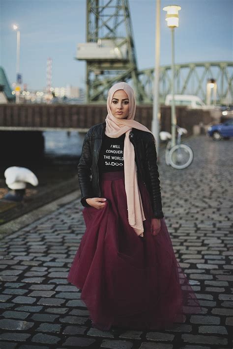 Jun 26, 2021 · in the past, muslim fashion and hijab styles were majorly characterized by plain silhouettes and loose clothes. Hijab Winter Style-14 Stylish Winter Hijab Outfit Combinations