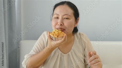 Video Zu „fat Asian Woman Eating A Slice Of Pizza “ Bei Adobe Stock