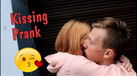 Kissing Prank РАЗВОД НА ПОЦЕЛУЙ КАК ПОЦЕЛОВАТЬ ЛЮБУЮ ДЕВУШКУ ТАНЦЫ Sweet Kiss Youtube