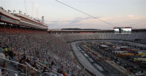 Nascar Requires Masks 20000 Fans Who Remove Them For Race