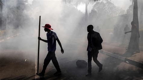 3 Dead As Riots Shake Zimbabwe Capital In Wake Of Presidential Elections Los Angeles Times