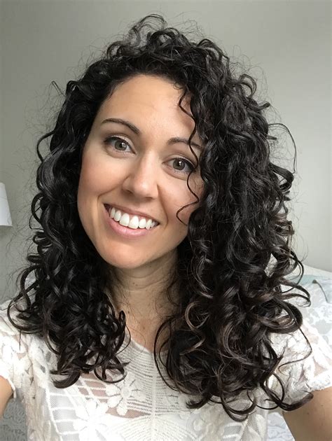 While wavy pattern hair stands between straight and curly types, type 3 hair is in the middle of the curly hair scale. shoulder length dark hair 2c 3a curls only curls london products - SHINEwithJL
