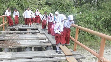 Demi Sekolah Siswa Sd Di Riau Nekat Lintasi Jembatan Rusak