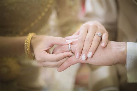 Engagement rings never go on the index finger, although some people choose to wear their rings on very different fingers. Do You Know Which Finger the Engagement Ring Goes On? You Should - Wedessence