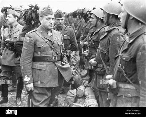 An Italian General Visits Troops On The Eastern Front 1942 Stock Photo