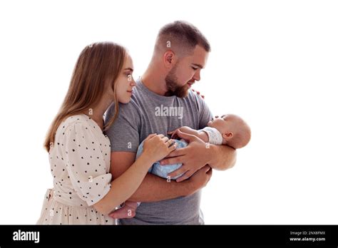 Familia Feliz Con El Bebé Recién Nacido Hermosa Mamá Y Papá Sostienen