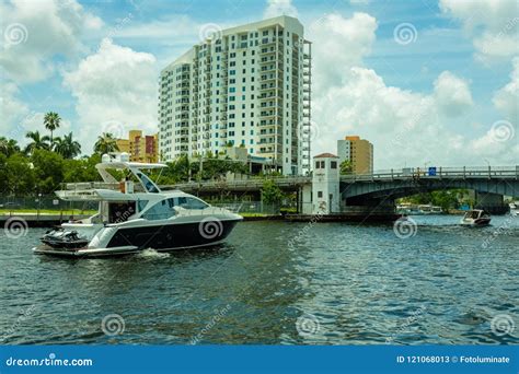 Miami River Cityscape Editorial Stock Photo Image Of Scenic 121068013