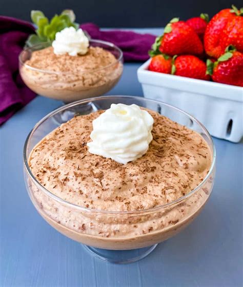 Velvety, creamy and chocolaty, this super easy keto chocolate mousse is ready in just ten minutes, and this includes the time it takes to assemble the you'll only need four simple ingredients to make this easy keto chocolate mousse. Easy, Keto Low-Carb Chocolate Mousse Recipe + {VIDEO}
