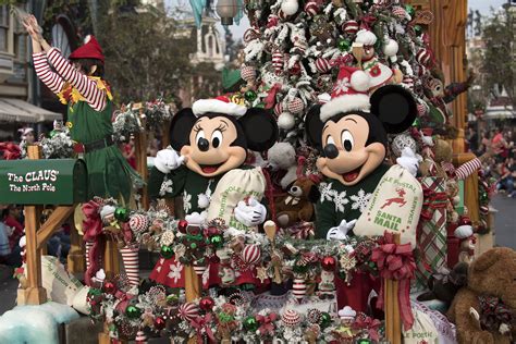 Disney Parks Magical Christmas Celebration Is Here Abc Updates