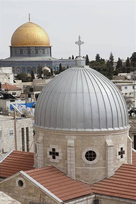 Masjid al aqsa terletak di kota lama yerusalem. The Al Aqsa Mosque And Dome Of The Rock On The Temple ...