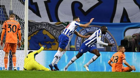Tapi, ia jgua bersukur, gol tandang yang dicetak federico chiesa di. Porto punish sloppy Juventus twice from kick-off to take ...