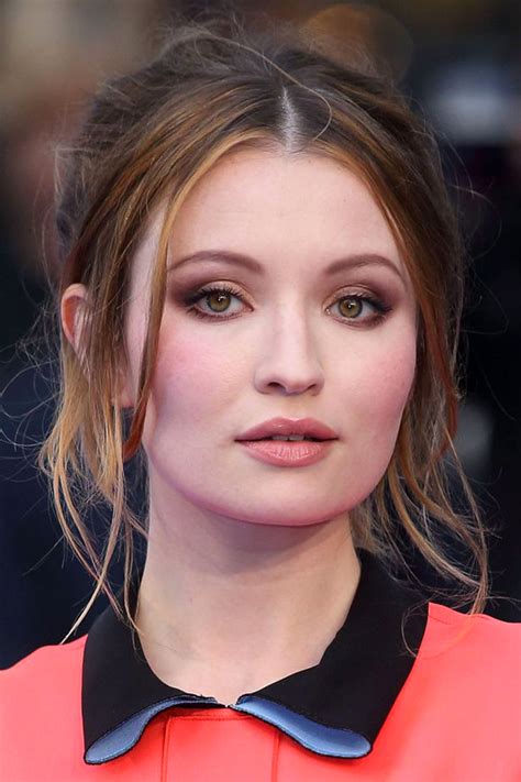 When her niece dorothy returns from oz, emily is the only member of her family who doesn't shun her nor does she wish dorothy to be admitted to an asylum. Emily Browning-HSB Noticias / Cine