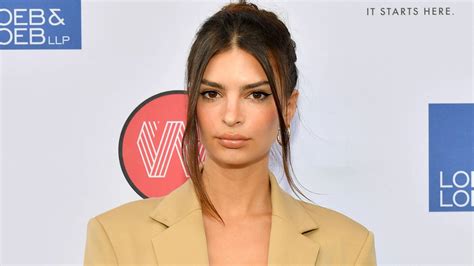 Emily Ratajkowski Accuses Robin Thicke Of Groping Her On ‘blurred Lines Set 951 Wape