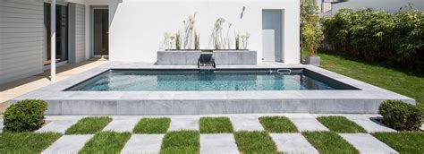 Piscine semi enterree piscine enterrée piscine hors sol piscine beton comment construire avantage retour. Pisciniste-beton-piscine-semi-enterree | Piscine, Mini ...