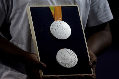 Long before the paralympics, american gymnast george eyser, who had a wooden leg, competed at the 1904 summer olympics, and won three gold medals, two silver and a bronze, including a gold in the vault, an event which then included a jump over a long horse without aid of a springboard. ¿Cómo son las medallas que reciben los atletas ...