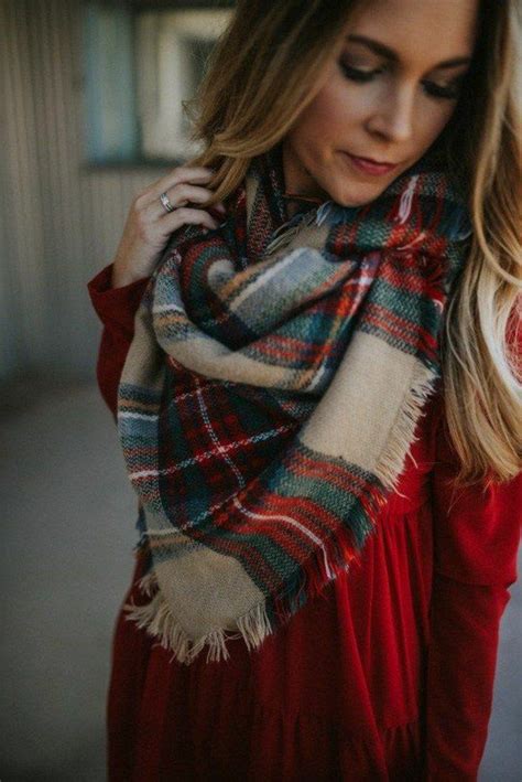 Voir plus d'idées sur le thème foulard hermes, foulard techniques et comment nouer, mettre, porter son foulard en bijoux collier pendentif ou torsadé, des conseils pour réaliser ce joli noeud de foulard collier. Mille façons d'être belle ou comment porter un foulard ...