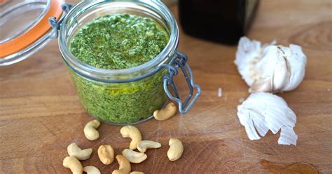 Rucola- Cashew Pesto Mann in der Küche