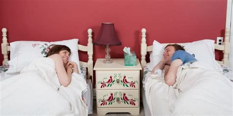 7 Relationship Benefits Of Sleeping In Separate Beds Couple Chambre Chambre Separee