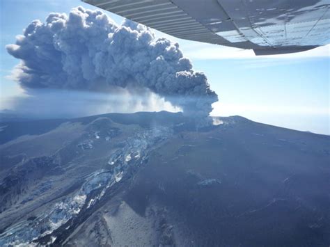 Le miroitement rouge du magma s'écoulant du volcan en éruption fagradalsfjall derrière l'emblématique blue lagoon, à. Volcan Eyjafjöll (Islande) et nuage de cendres : situation au 8 mai 2010 - Planète Vivante