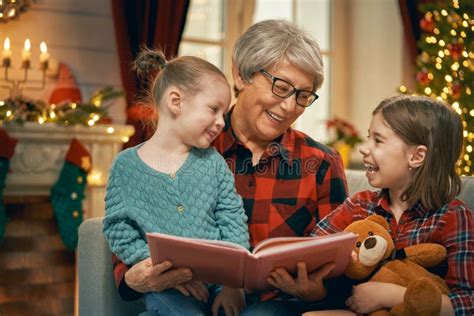 La Abuela Y Sus Hijas Tienen Harina En Sus Manos Preparan Una Masa En