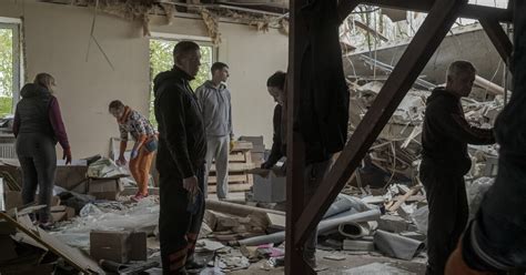 russian missile strikes on civilian buildings kill at least 25 in ukraine the new york times