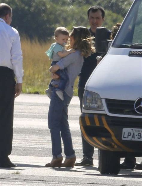 É A Cara Da Mãe Sandy Embarca Com Filho Theo No Colo