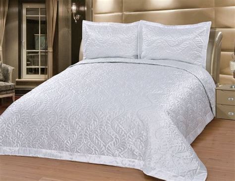Delindo lifestyle tagesdecke bettüberwurf premium weiß, für doppelbett, einfarbig für schlafzimmer, 220x240 cm. Luxuriöser Bettüberwurf Handarbeit, Satin Tagesdecke, weiß kaufen bei Hood.de