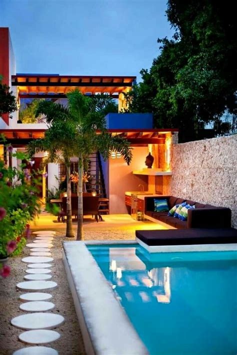 Se trata de encontrar el lugar ideal para ver televisión, delimitando la distancia entre el televisor y el sofá o la altura ideal en el dormitorio y/o en la cocina. Piscinas en patios pequeños. Fotos de piscinas pequeñas.