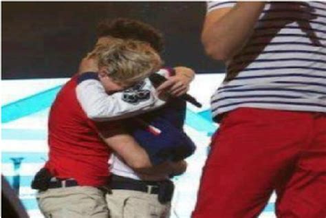 Niall Horan Crying On Stage Hugging Zayn