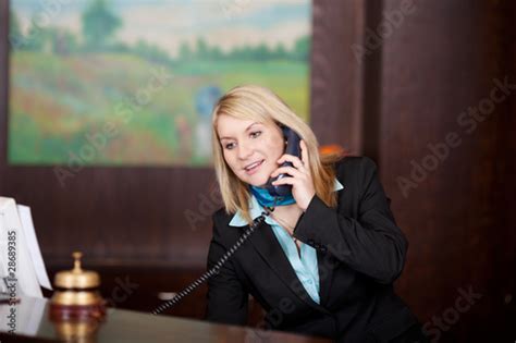 Freundliche Hotelangestellte Am Telefon Stock Foto Adobe Stock