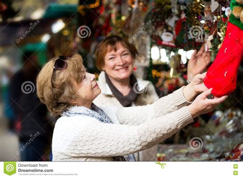 Lyckliga Mogna Kvinnor Som Inhandlar Julpynt Arkivfoto Bild Av Lyckligt Person 81800380