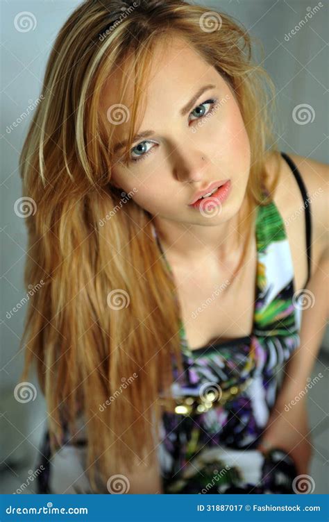 portrait de jeune fille blonde image stock image du érotique fermer 31887017