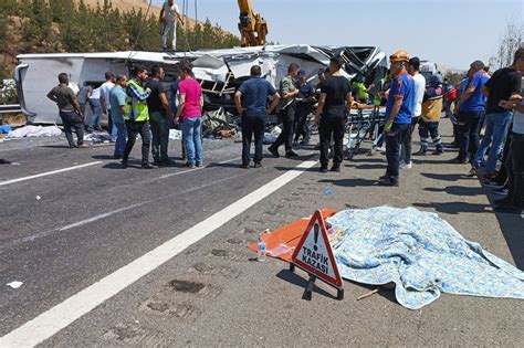 Al Menos 16 Muertos Y 21 Heridos En Un Accidente Múltiple De Tráfico En