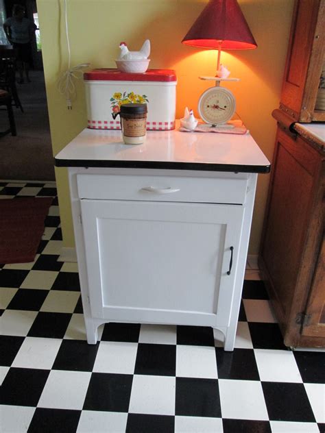 This is the table that matches the chairs in the last month's tutorial. vintage enamel top table--owned one just like this one ...